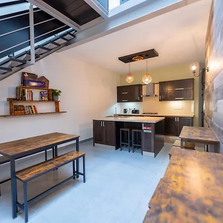 Entire House 3 Bedrooms 度假居 *