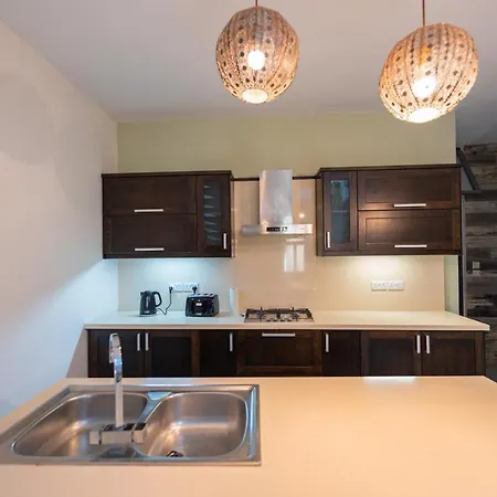 Entire House 3 Bedrooms 度假居 *